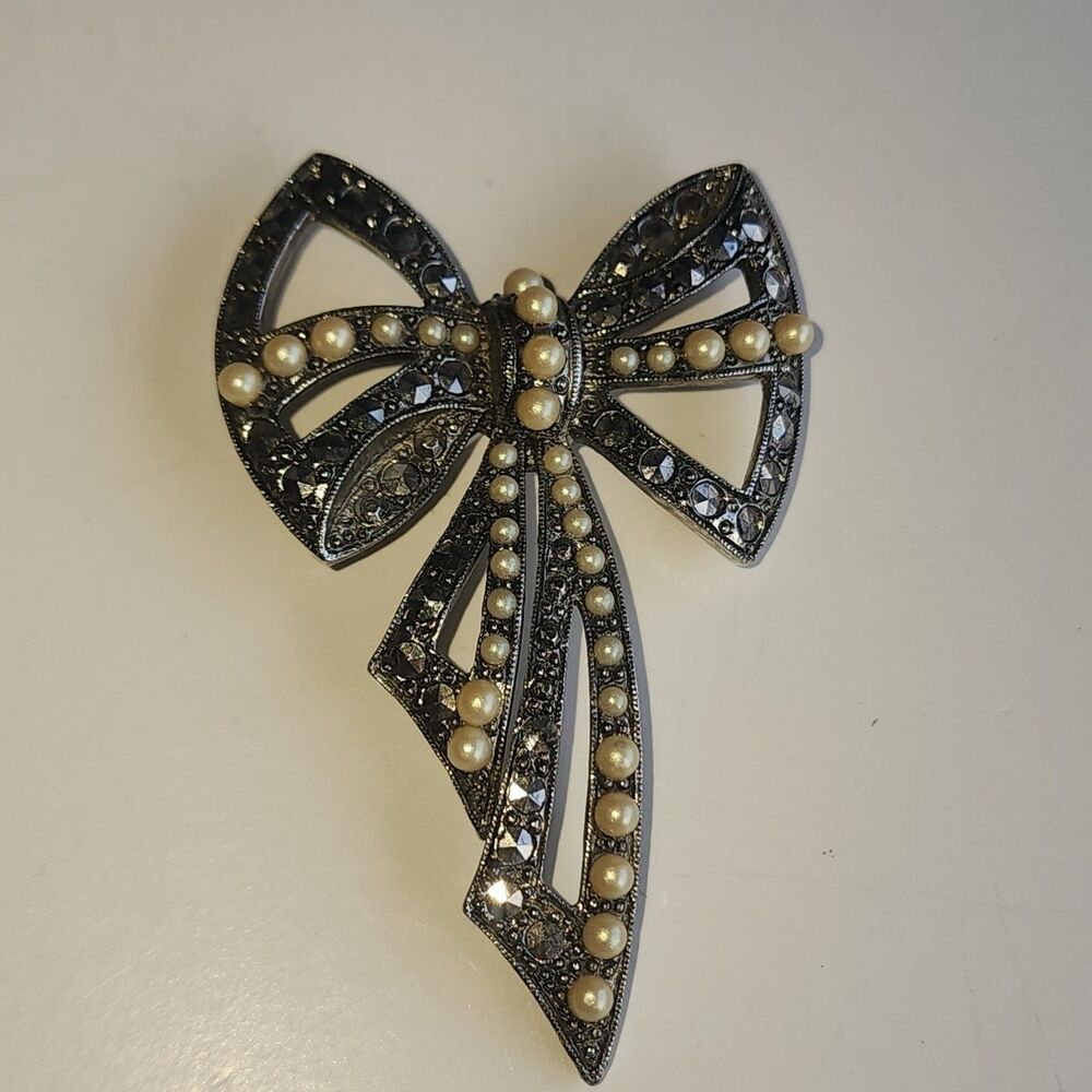 Richelieu Marcasite & Faux Pearl Bow Brooch Pin Silver Tone Ribbon Jewelry
